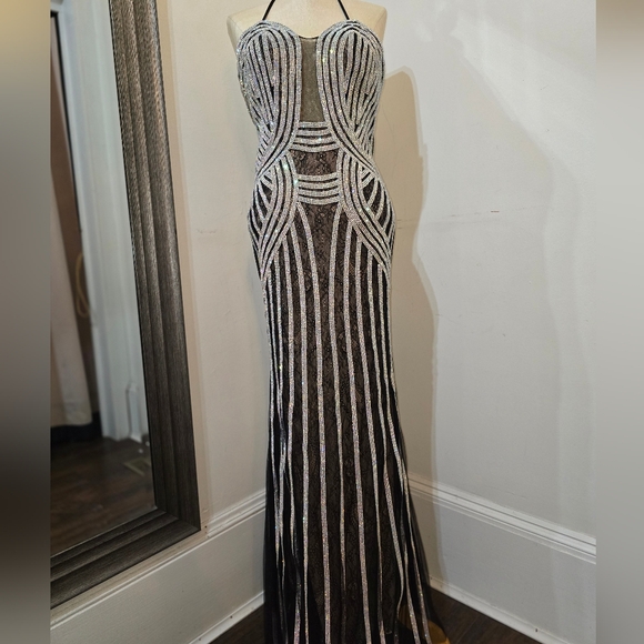 Stunning special occasion sequence gown - Picture 7 of 16